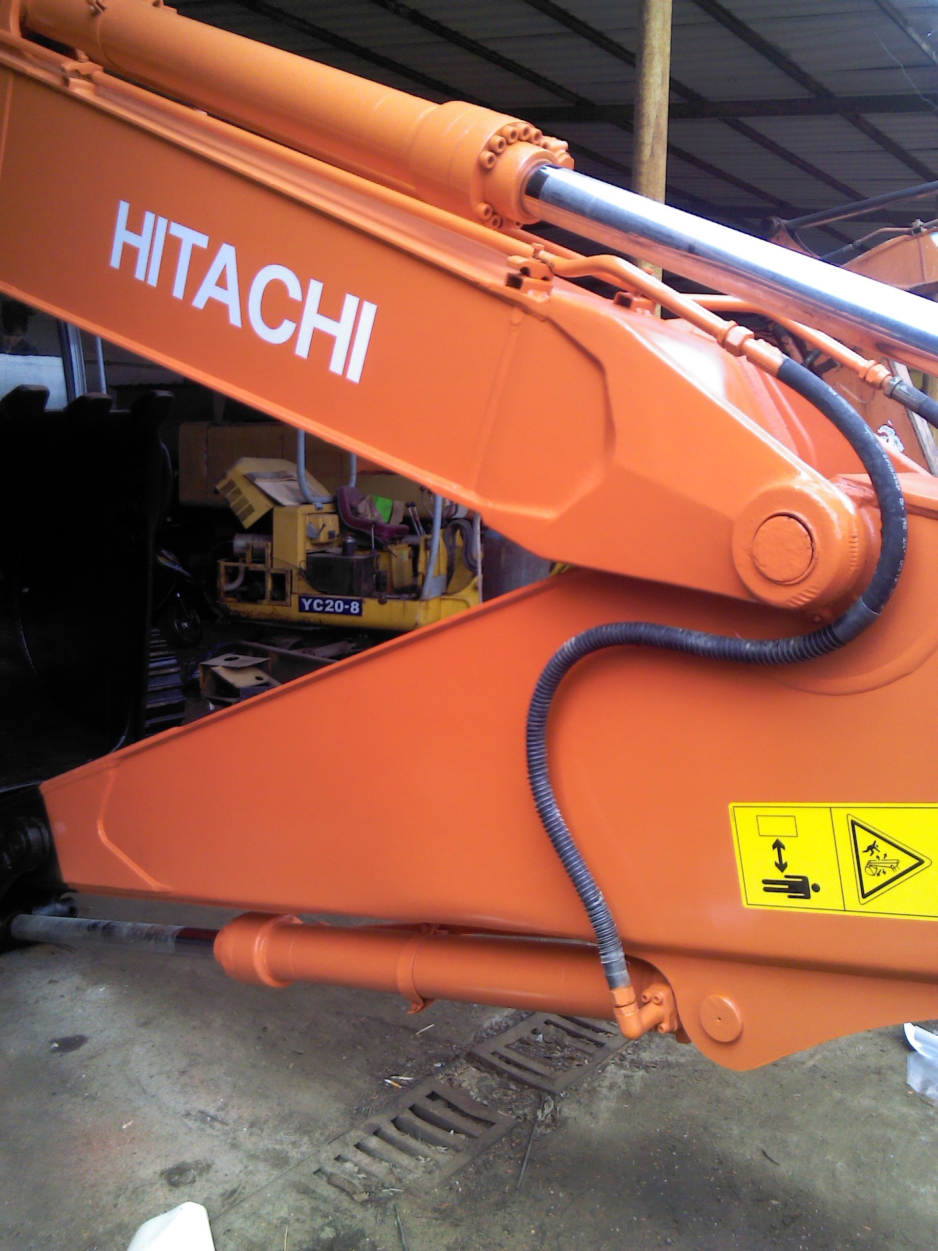 0.8 cbm japan excavator used hitachi ex200-5 crawler excavator for sale