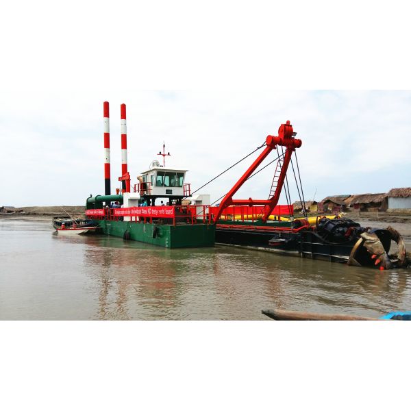 Self Propelled Cutter Suction Sand Dredging Ship 800m3/H Working Capacity