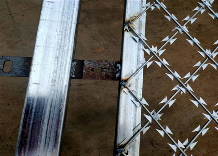 CBT65 CBT60 BTO22 Welded Razor Wire Mesh 75 * 150mm Diamond Hole