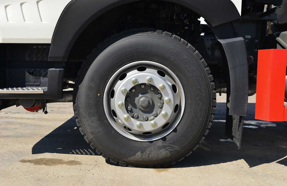 Howo Oil Truck 20 Cubic 10 Tires Howo TX Model Fuel Tanker 6*4 Flat Roof 350hp