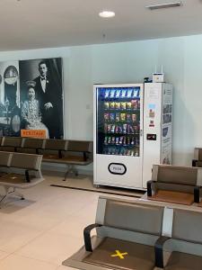 China Coin Operated Smart Automatic Malaysia Vending Snack Drink Vending Machine In Philippines Support E-Wallet on sale