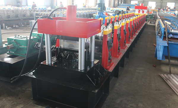 Easy Operation Highway Guardrail Roll Forming Machine With Hydraulic Cutting