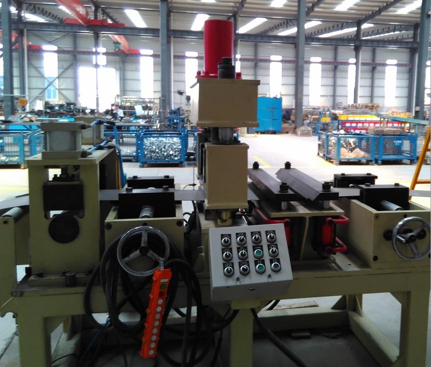 Anti - Collision Beam Steel Roller Forming Machine With High Punching And Arc Bending Precision