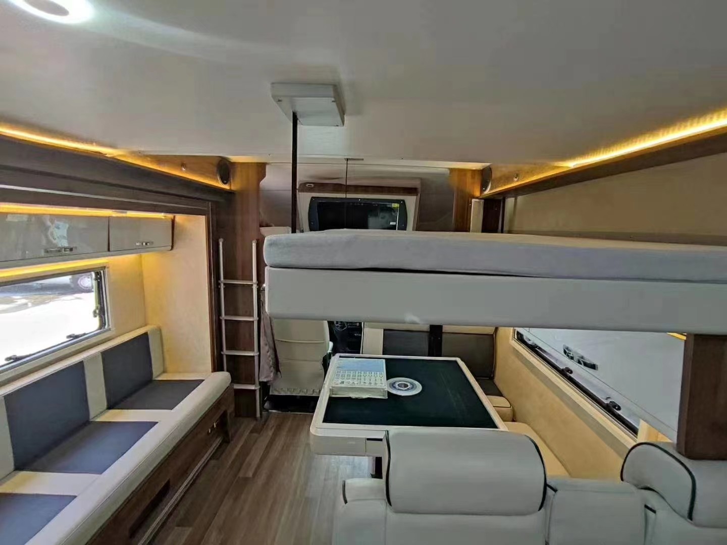 8AT Automatic Transmission Outdoor Camper Van For Business And Travelling Life