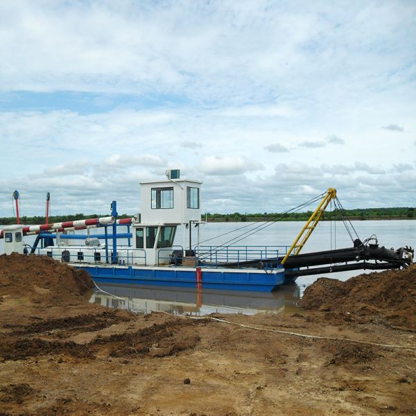 Self Propelled Cutter Suction Sand Dredging Ship 800m3/H Working Capacity