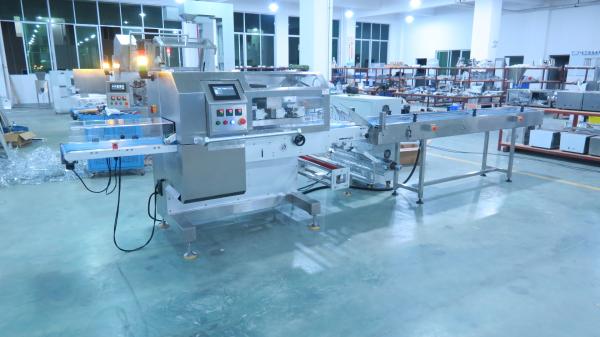 230mm Width Zigzag Cutter Horizontal Flow Wrap Machine Belt Infeed Conveyor Film
