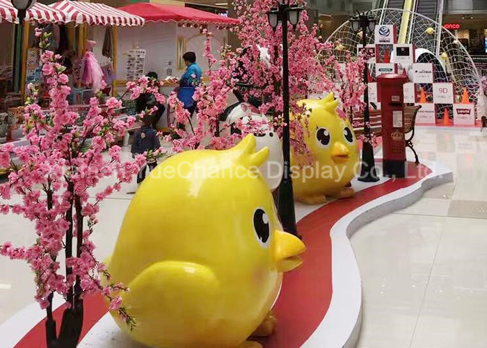 Promotional Cartoon Chicken Statues , Fiberglass Cartoon Characters Polished Surface