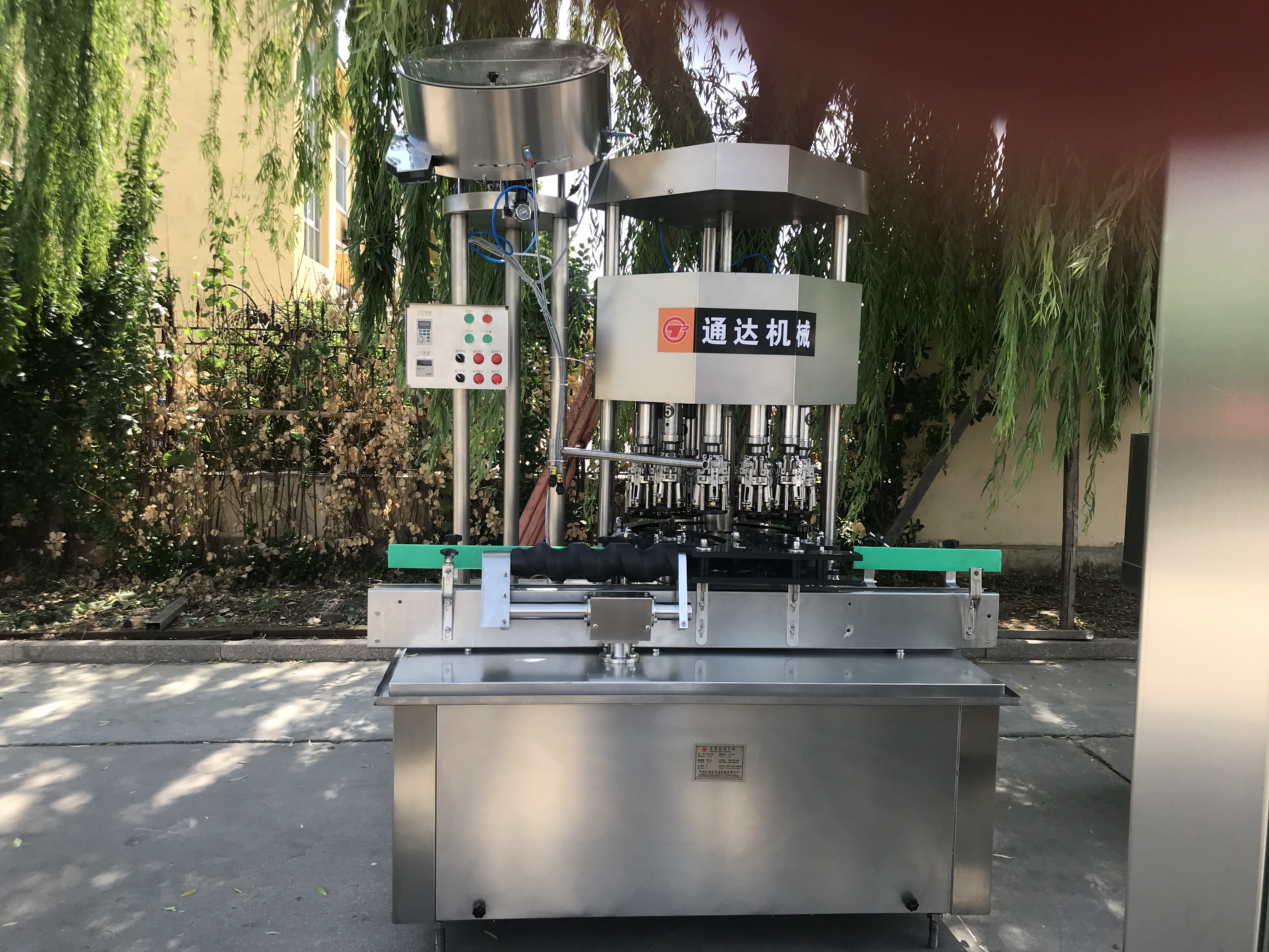 High Performance Automatic Bottle Capping Machine Olive Oil Glass Bottles Cap Tightening