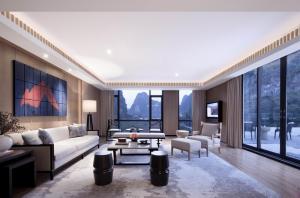 China Fashion Design Modern Hotel Bedroom Furniture / Apartment Furniture Sets wholesale