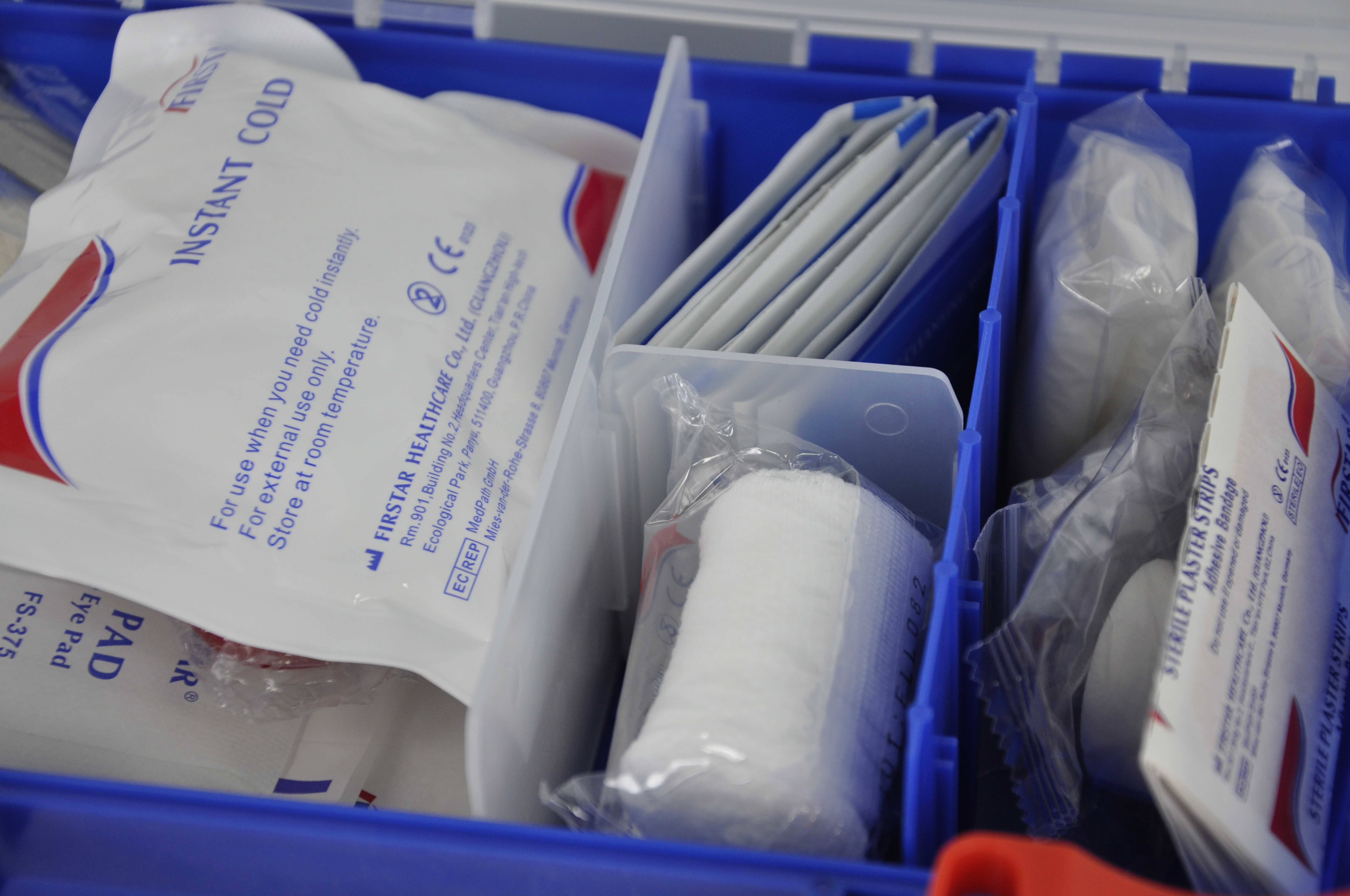FDA Firstar Basic Handy Office First Aid Kit In Plastic Box For Minor Injury Treatment