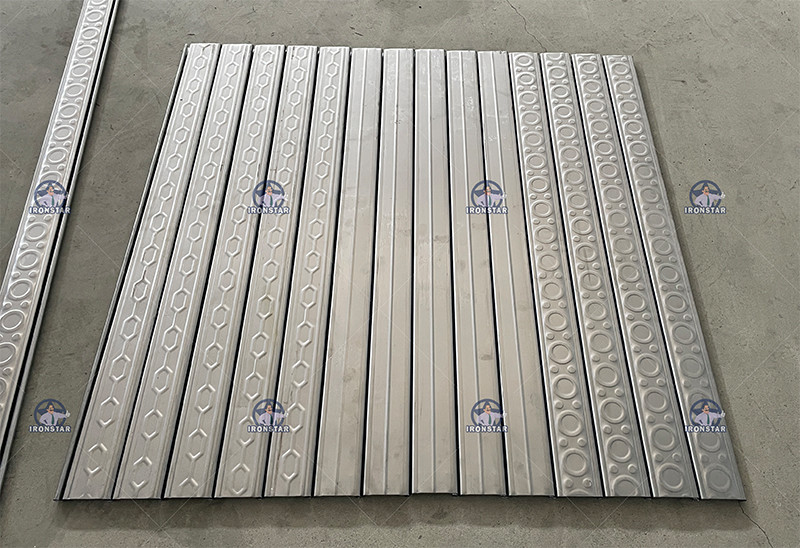68mm rolling shutter door roll forming machine for Colombia rolling shutter strip making machine