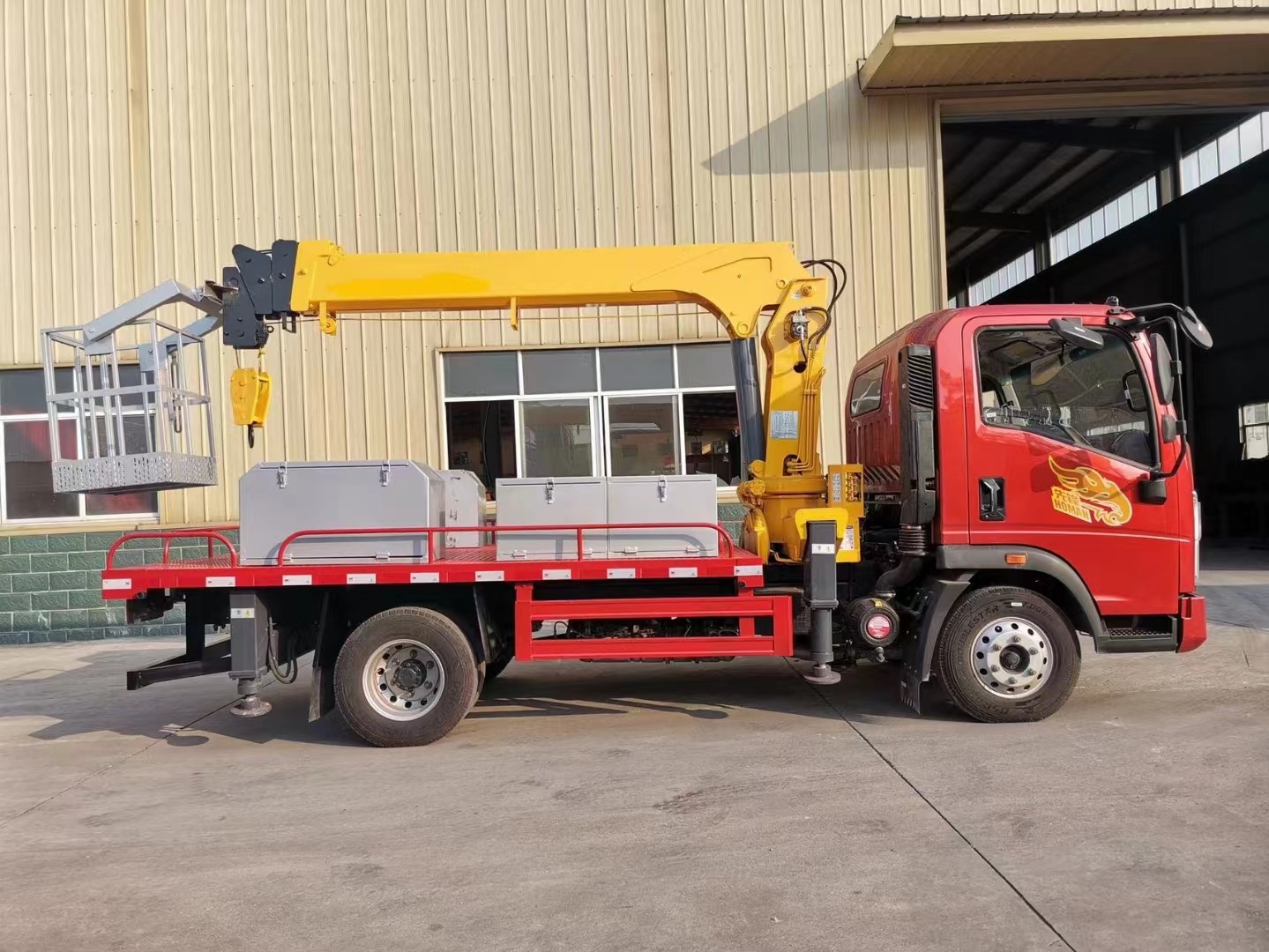 5tons/5000kgs Max. Lifting Load DongFeng Mounted Crane Truck For Precise Lifting