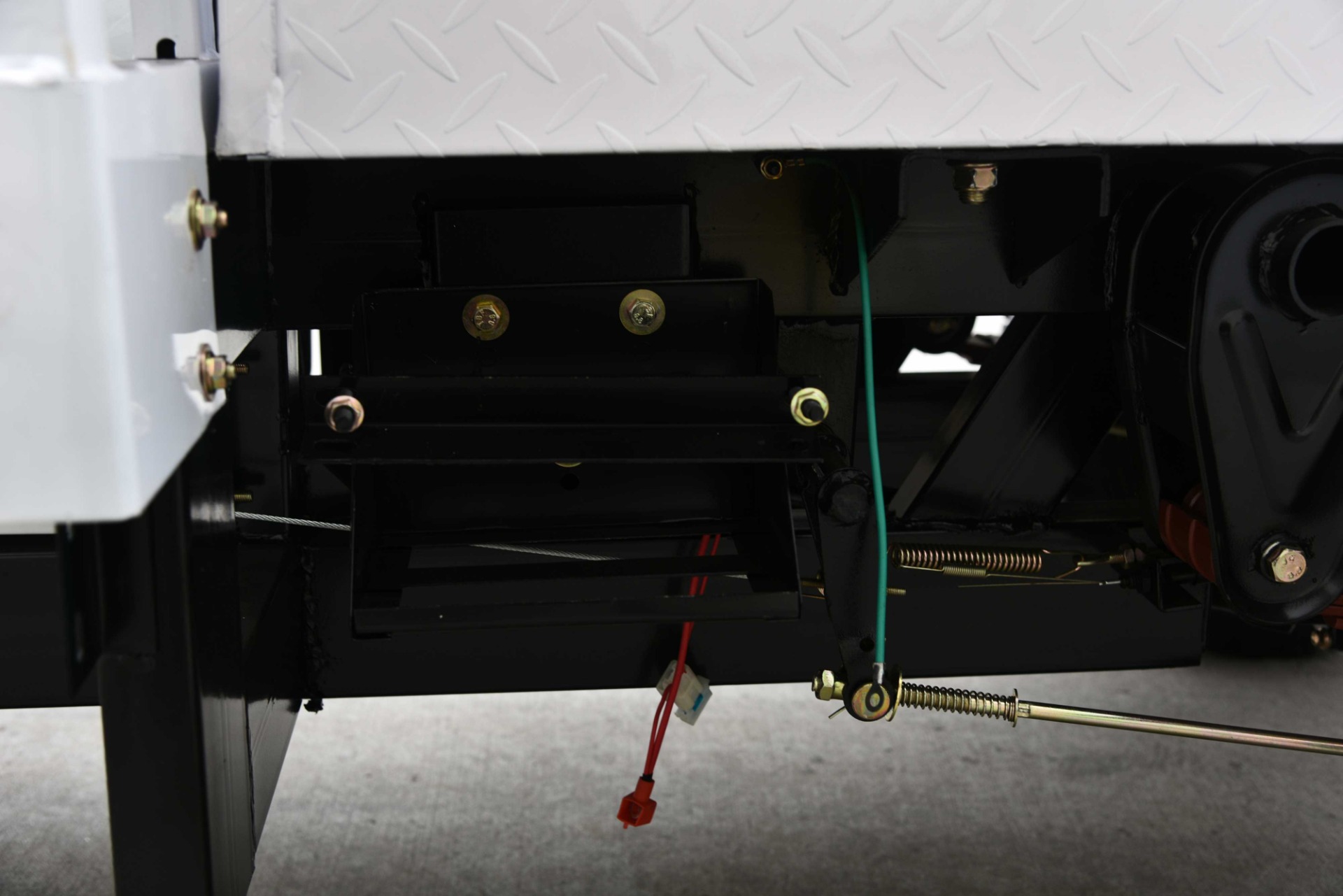 Chongqing 250cc Air Cooled Motorized Tricycle Taxi Car with Cargo Box 12V32Ah 1.9*1.3