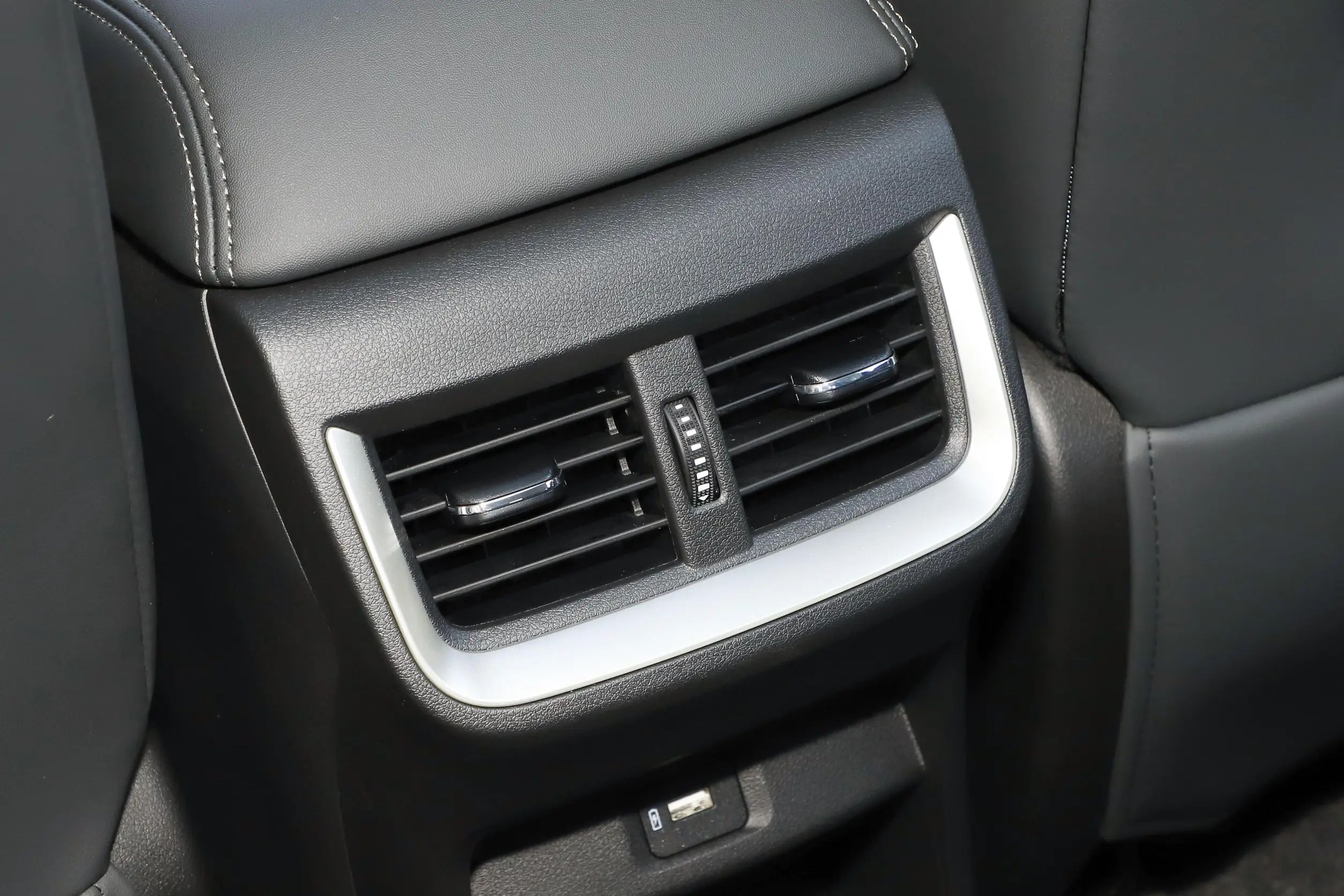 Dongfeng Family Auto's Style SUV 2024 Upgrade Version with Maximum Power of 200-250Ps and Minimum Grand Clearance of 10°-15°