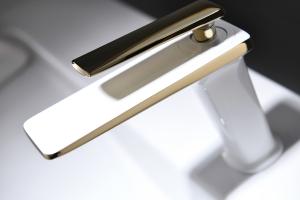 China T&F Bathroom Basin Faucets , Chrome Brass Single Hole Basin Mixer Tap wholesale