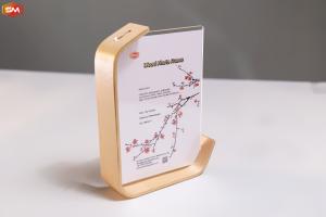 China Beautiful Natural L Shape Display 7 Inch Acrylic Clear Picture Photo Frame with Wood Base wholesale