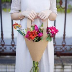 China Take Away Kraft Paper Flower Bags Plant Florist Bouquet Handle Flower Bag on sale