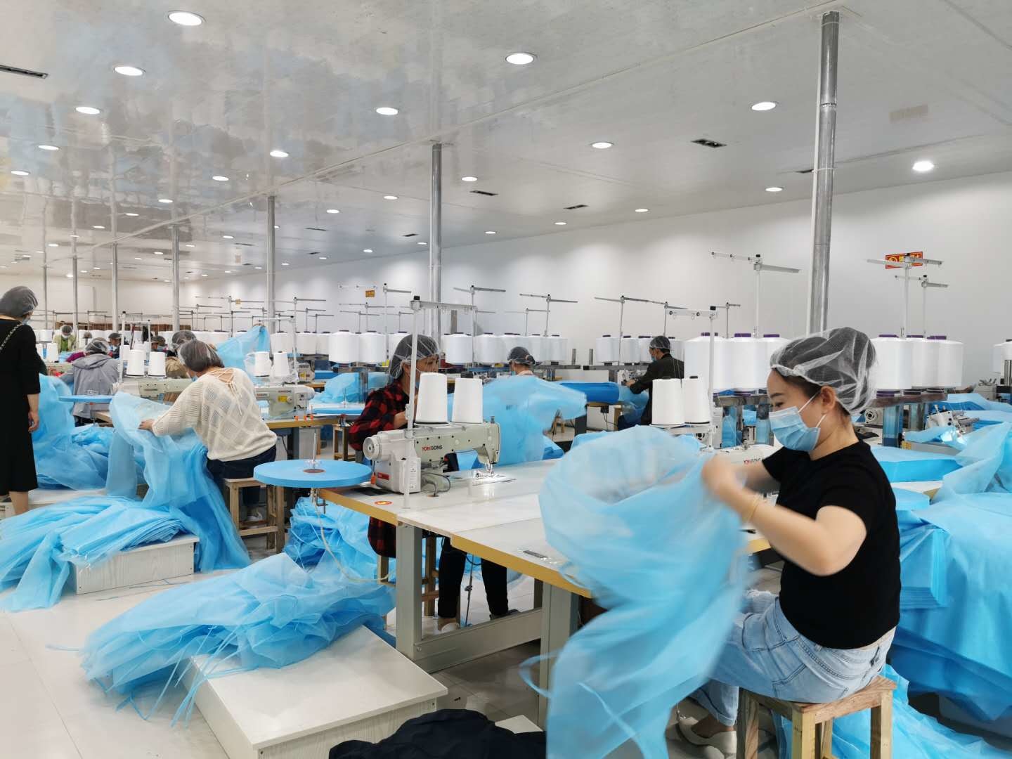 Sterile Surgical Gowns Factory Liquid Proof AAMI level 2 Surgical Isolation Gowns SMS45g for Hospital Use