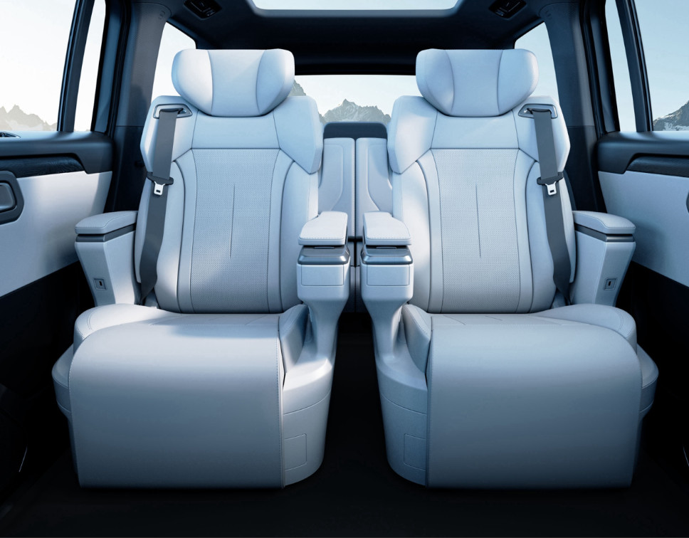 Plug In Extended Range Hybrid Vehicle Automobile Large SUV Four Wheel Drive