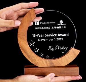 China Individualized Custom Resin Trophies Crystal And Solid Wood Combination Trophy wholesale