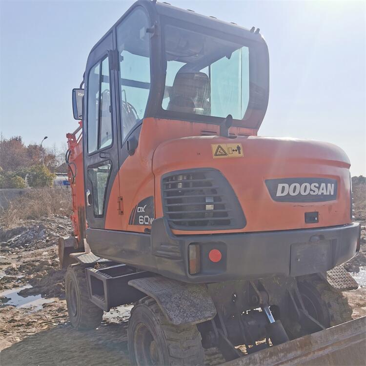 Multifunctional DOOSAN DX60W Wheeled Excavator 4TNV94L Engine 5.7 Ton Operating Weight