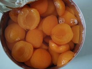 China PH3.6 - 4 Canned Apricot Halves Rich Vitamin C High Temperature Sterilization wholesale