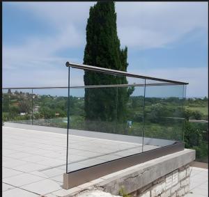 China Coastal Toughened Glass Balcony Railing Windproof Secure Custom Sizes Modern Style wholesale