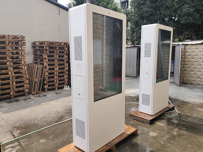  IP65 Outdoor LCD Outdoor Video Signage Horizontal/Vertical Display Outdoor LCD Signs Wholesale