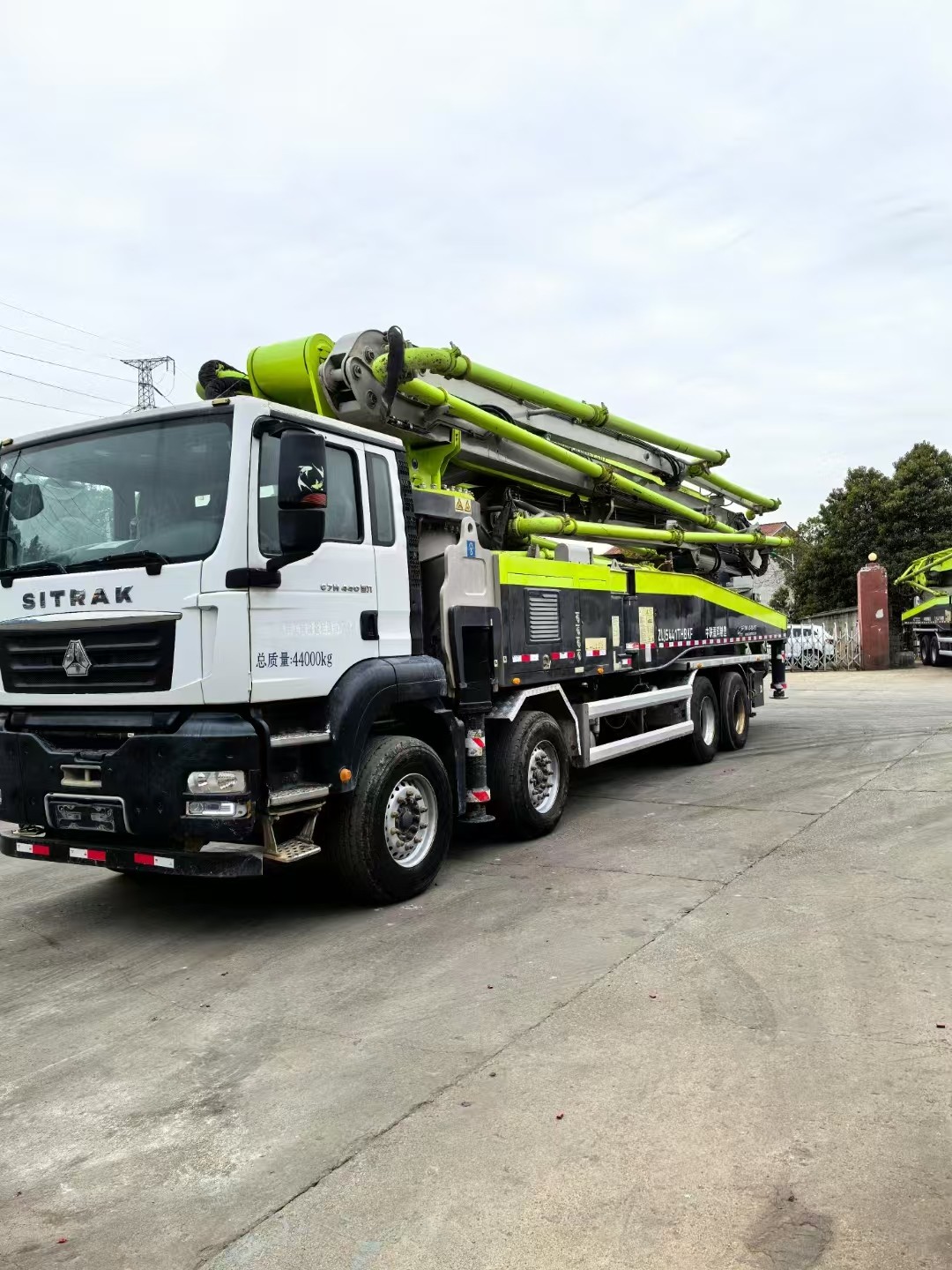 Zoomlion's 56-meter concrete pump truck is equipped with German Shandeka chassis, specially built for high-rise buildings and large projects.