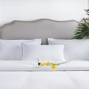 China Microfiber White Luxury Hotel Pillows 3d Fiber Inner For Hotel And Home Anti Static wholesale