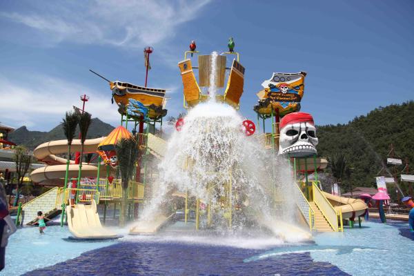 Exciting family water park in giantic waterhouse with different style waterslide