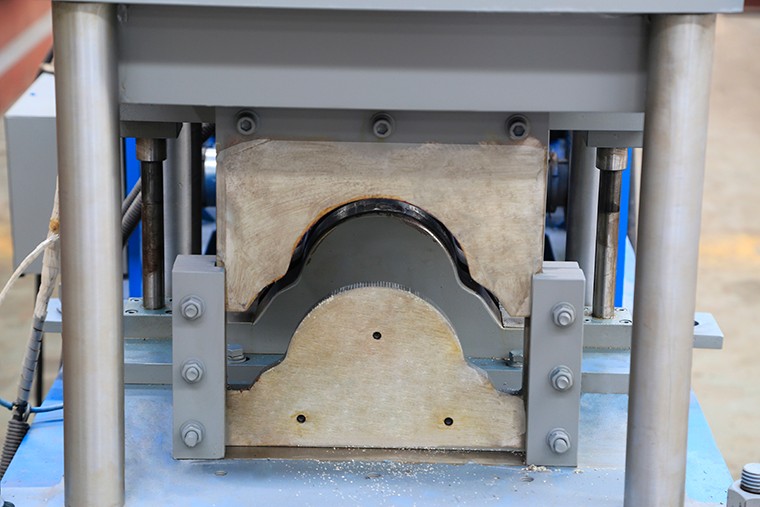 0.3-0.8mm Thickness Ridge Cap Roll Forming Machine High Working Efficiency