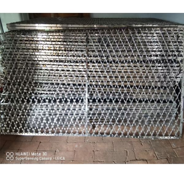 Hot Dip Galvanized Barbed Razor Wire with 2.5mm Wire Diameter for Protective Construction