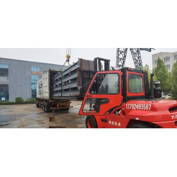 Construction Pre-Engineered Prefabricated Customized Steel Structure Building with Parapet Wall Workshop