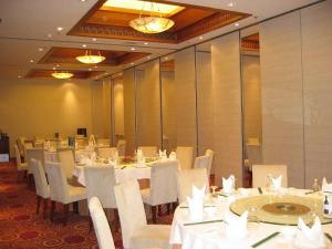 China Commercial Furniture Movable Soundproof Partition Wall For Restaurant on sale