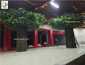 China UVG green outdoor artificial banyan tree with huge fiberglass trunk for restaurant patio landscaping GRE057 wholesale