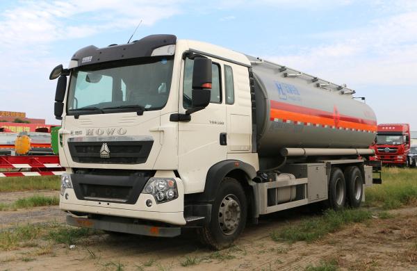 Sinotruck Howo 6*4 Drive Mode 10 Tyre Oil Tanker Truck 25 Cubic 10 Meters Long