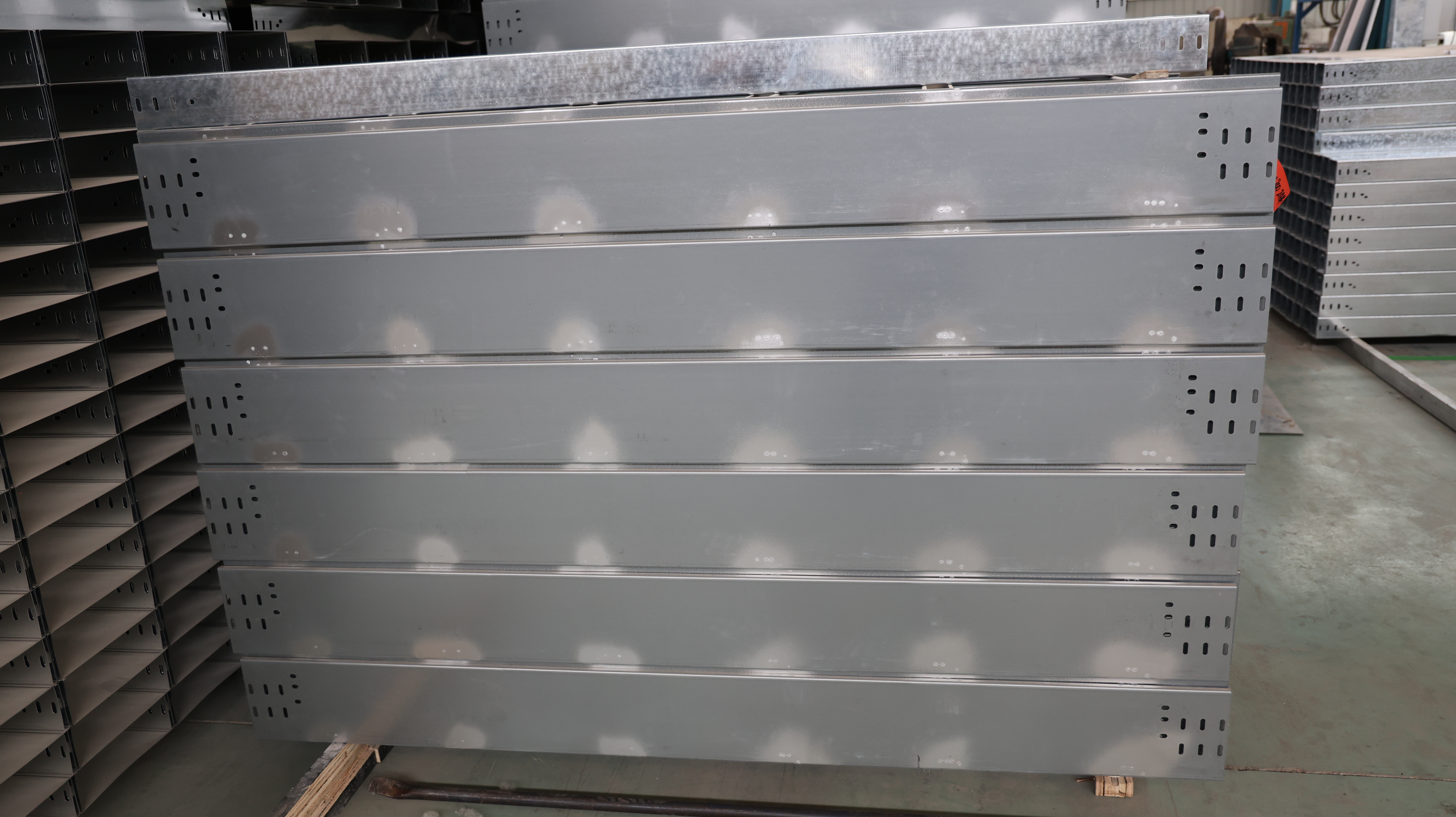 Custom Sizes Solid Base Enclosed Cable Trough with Sealed Enclosed Barrier Protection and Rich Surface Anti-Corrosion Solutions
