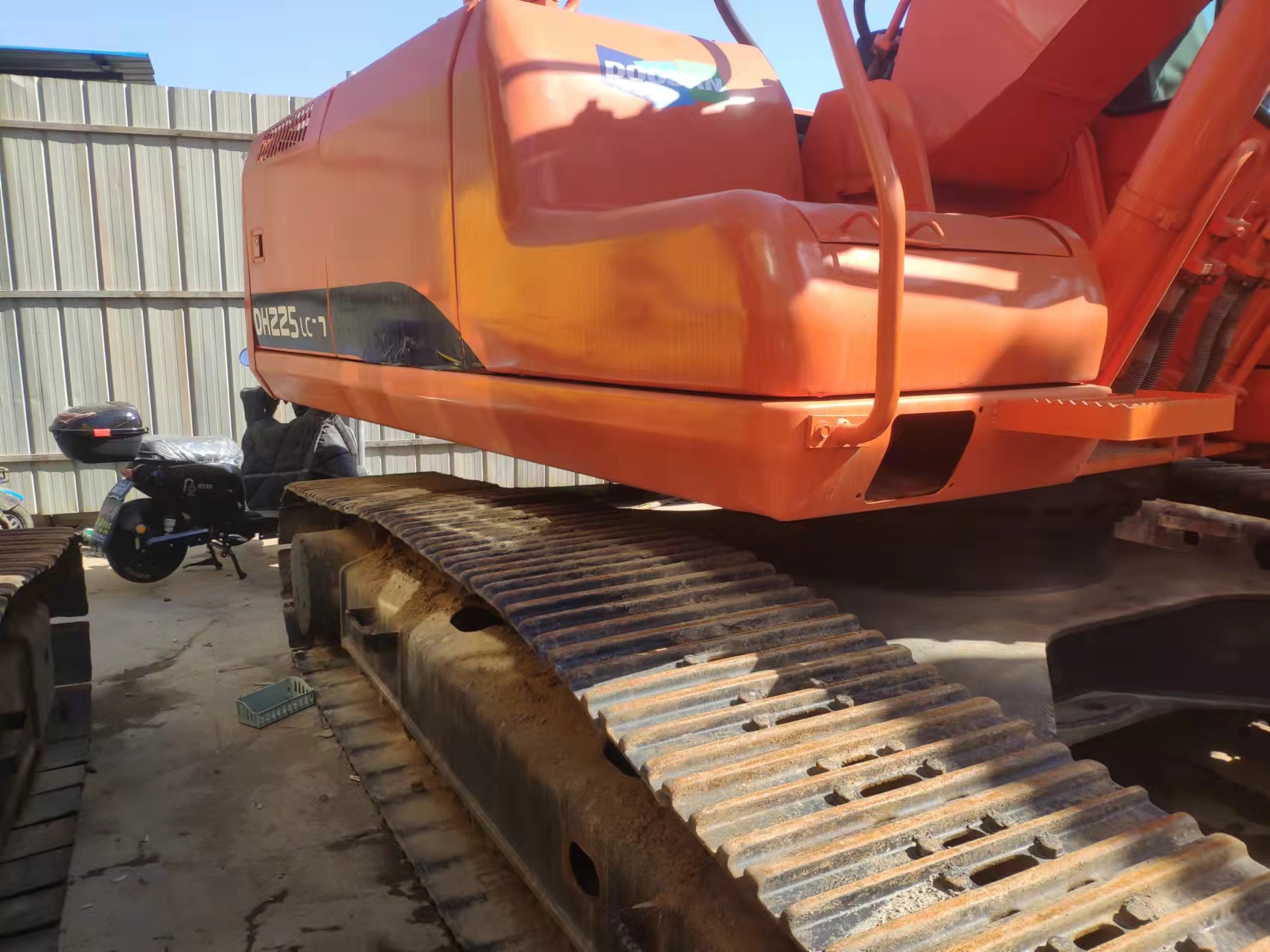 Orange Doosan Excavator 22 Tons 195 Power 1.2M Bucket Capacity
