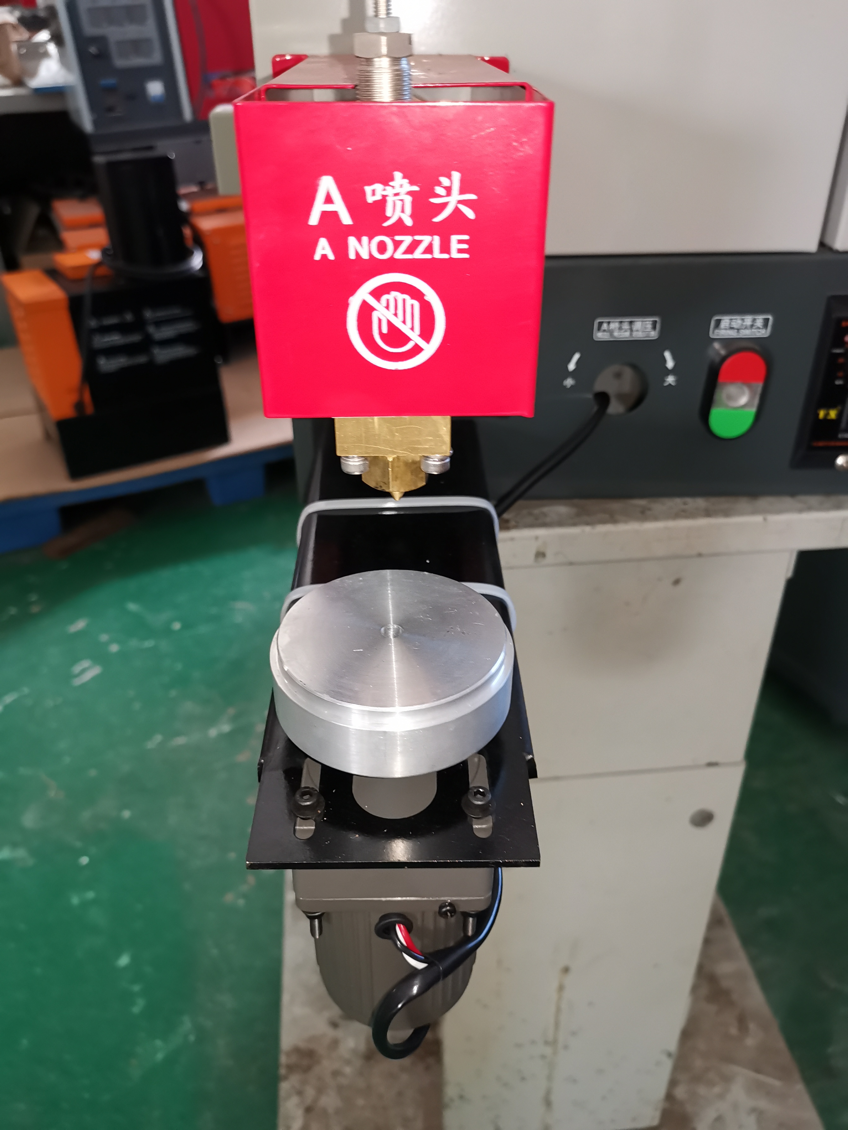 HOT MELT GLUING SYSTEM FOR WALL COVER