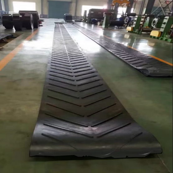 Herringbone Pattern Black Conveyor Belt 300-800mm Width for 0-40° Inclination Angle