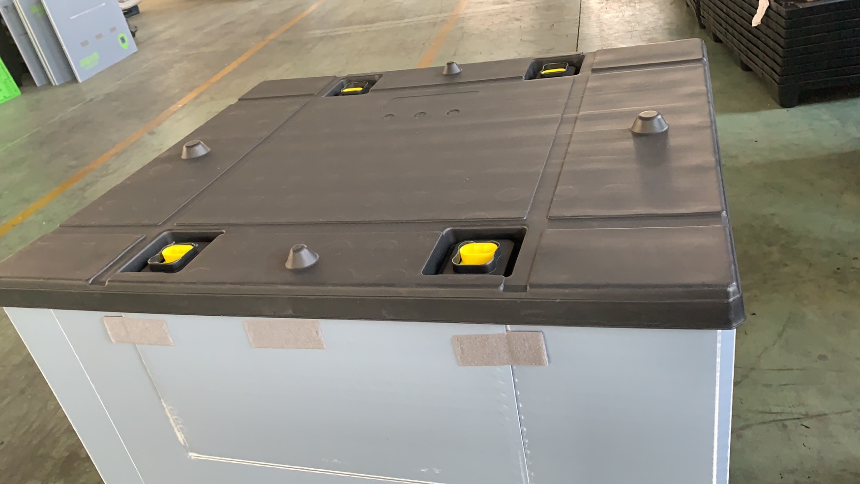Automotive battery packaging Logistic stackable storage recycle plastic pallet box with lid vehicle packaging