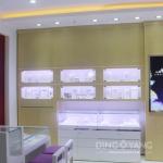 White Round Countertop Jewelry Display Cases Simple Beautiful And Practical