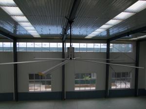 China 16ft HVLS Large warehouse air ventilation Industrial Ceiling Fan Cooling 220V 60Hz power wholesale