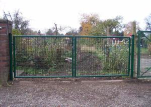 China 50x200mm Hole Metal Garden Fence Gate Pvc Coated Metal Frame Welded Wire Mesh wholesale