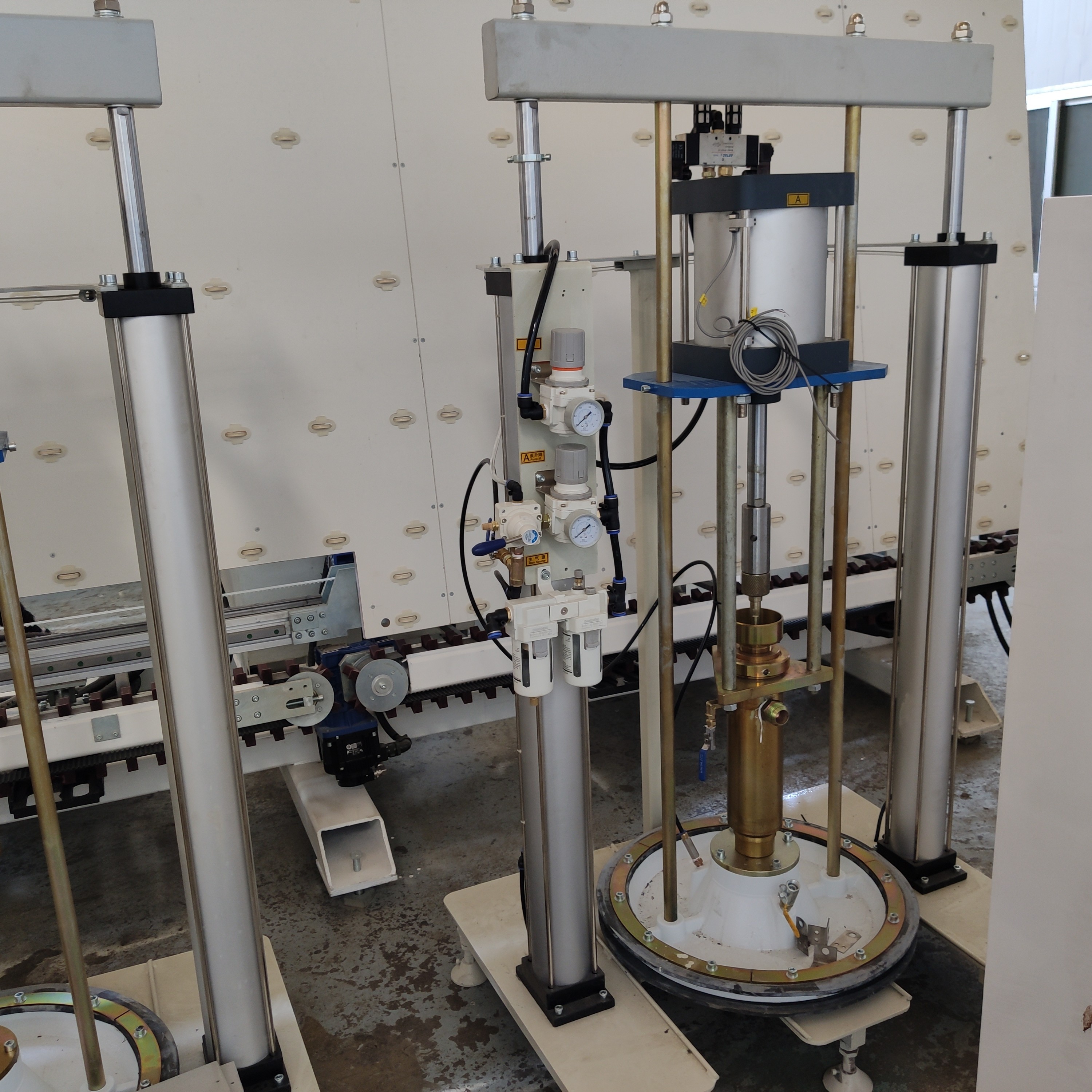 Vertical Insulated Glass Glue Sealing Machine Silicone Extruder Machine