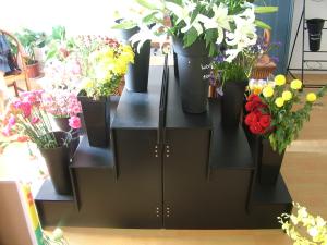 China Corrugated Plastic Floral Display Stand 3 Step 4 Step For Flower Shop wholesale