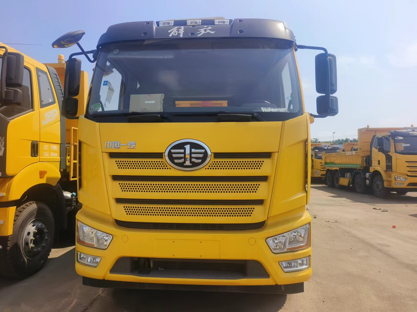 1000Nm-1500Nm FAW Tipper Truck LHD 8*4 40 Tons Sinotruk Tipper Truck