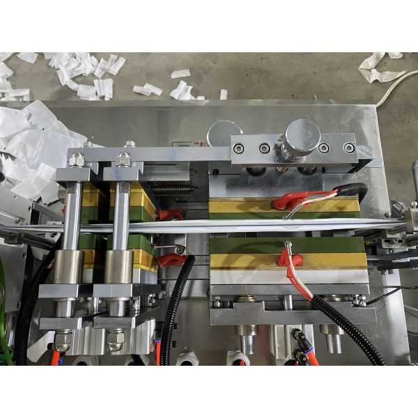 Full Automatic 4 Side Sealing Wet Wipe Packaging Machine Single Sachet Alcohol Swab Packing Machine