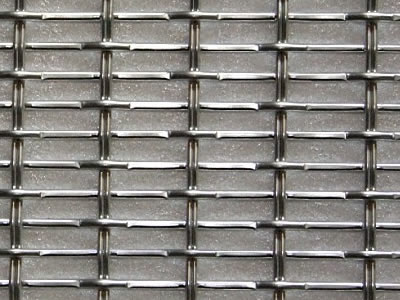 This piece of rigid mesh is composed by one pre-crimped weft wire and two crimped strings warp wire.